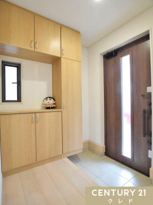 ���� �R�̎��^�̑�^�V���[�Y�{�b�N�X���t�������ցB
���Ƒ��S�����̌C�������Ղ�Ǝ��[�ł���̂ŁA���֎��肪������������ƕЕt���܂��B