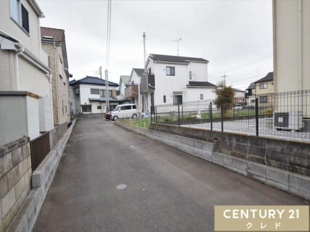 �O�ʓ��H�܂ތ��n�ʐ^ �גn�Ƃ̋��蓹�H������v���C�x�[�g���̂��闧�n�ŁA�Ԃ̉��������Ȃ��A�����Ȃ��q�l�����S�B�����������ՐÂȏZ��X�ł������Ƃ�����炵�������܂��B