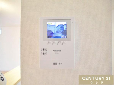 ���̑� �yTV���j�^�[�t���C���^�[�z���z
���ւ��J����O�ɉf���E�����ő�����m�F�ł��A�h�Ɩʂɔz���B���q�l�̂�����Ԃ�P�g�̕��ɂ��S�����ݔ��ł��B
���r���O���烏���^�b�`�ŉ��΂ł��܂��B