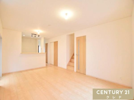 ���r���O �yLDK18���z
�l�C�̃��r���O�K�i�ƑΖʎ��L�b�`����g�ݍ��킹���A�Ƒ����J���[�܂�LDK�B
�u�������܁v�u��������v�̐������R�Ƌ����A��������Ԑ݌v�ł��B