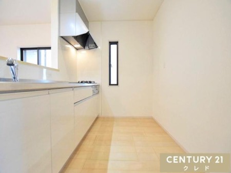 �L�b�`�� �L�b�`���͑�l2�l������ł���Ƃ�̂���L���ŁA�����̉Ǝ��̎��Ԃ����K�ɁB
���q���܂́u����Ă݂����I�v�ɂ��A�Ί�ŉ��������Ȃ��Ԃł��B