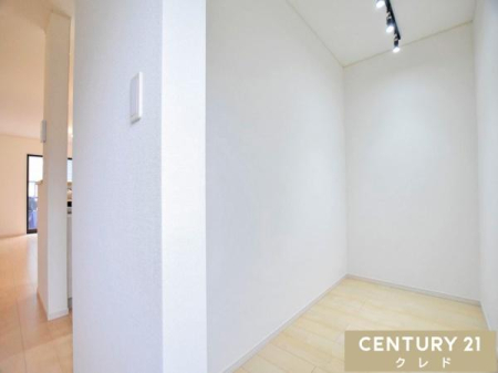 ���[ �y�p���g���[�z
�H�i�̃X�g�b�N�╁�i�g��Ȃ������Ɠd�A���p�i�Ȃǂ������Ղ���[�ł���p���g���[�B
���莝���̎��[�{�b�N�X�⃉�b�N�ɍ��킹�Ď��R�Ƀ��C�A�E�g�\�ł��B