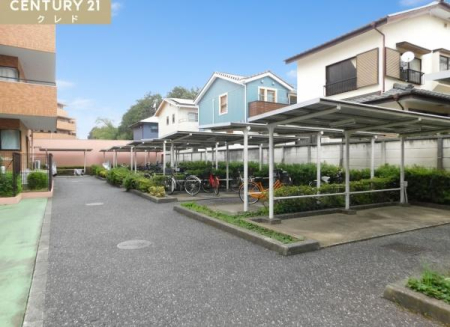 ���̑����p�� �y���֏�z
�ʋ΁E�ʊw�Ȃǎ��]�Ԃ����g���̂��Ƒ������֏�������p���������܂��B
�����̕t�������փX�y�[�X�͉J�Ȃǂɂ��K���玩�]�Ԃ����܂��B