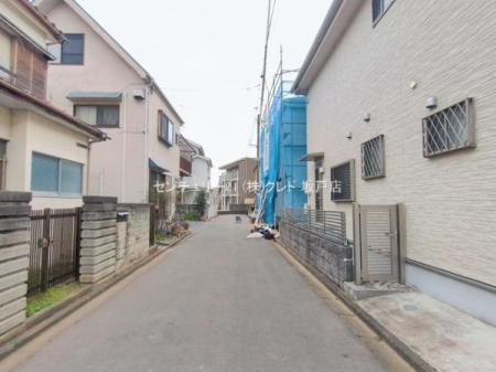 �O�ʓ��H�܂ތ��n�ʐ^ JR��z���u�I��v�w�k��15���B
�����w�Z��c�t���A�ۈ牀���ߗׂɏ[�������q��ĉƑ��ɃI�X�X���̏Z���ł��B