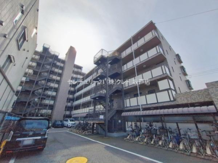 ���̑����n �����t�����t�H�[�����{�B
6.71�؂̐�p��t��2SLDK�B�O�ʂ����ԏ�ŗz������ǂ��A�J���I�ȗ��n�ł��B