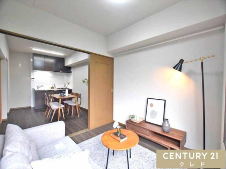 �m�� �_�C�j���O�L�b�`���Ɨאڂ���m���́A�\�t�@��e���r��u���Ă��났�̃��r���O�X�y�[�X�ɂ҂�����B���������Ԃ��������߂����閣�͓I�ȊԎ��ł��B
