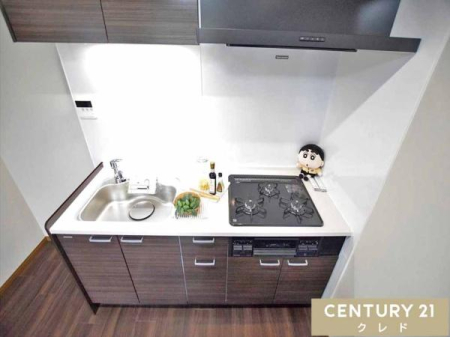 �L�b�`�� �����ɕ����̂������𒲗��ł���A�֗���3���K�X�R�������̗p�B�O�������t���Ă���̂ŁA����������I�[�u�������ȂǁA���p�[�g���[���L����܂��B��ۂ悭�y�����������ł���L�b�`���ł��B