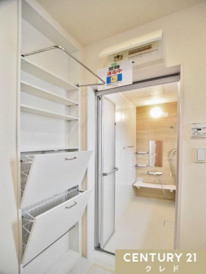 ���ʑ�E���ʏ� �y���ʎ����[�z
�^�I�����܁A�X�L���P�A�p�i�Ȃǂ𐮗����A�X�y�[�X��L�����p���܂��B�X�b�L���Ƃ���������ۂ��A�g���₷������␴���������o���܂��B���[���H�v���邱�ƂŁA�|�����ȒP�ɂȂ�܂��B