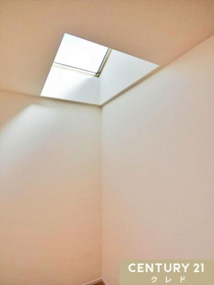 ���̑� �ǖʂ̑���2�����ɓV��������邱�ƂŁA3�������玩�R�������閾�邢��Ԃ������B
�d�C�����Ȃ��Ă����Ԃ͏\�����邭�߂����܂��B
�Q�]����΋�������A���ʂȋ�Ԃł��B