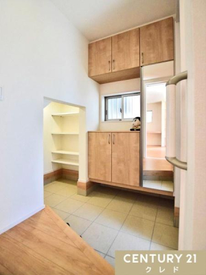 ���� ��e�ʃV���[�Y�{�b�N�X�́A�Ƒ��S�����̌C����������Ǝ��[�ł��܂��B
�V���[�Y�{�b�N�X���̃~���[�́A�g�����Ȃ݃`�F�b�N�ɂ����傤�Ǘǂ��T�C�Y�B
�������玩�R���ƕ��������Ƃ�̋�Ԃł��B