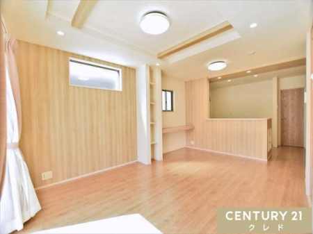 ���r���O �yLDK17���z
 �ǁA���A����i�`�������g�[���œ��ꂳ�ꂽ�A�����݂ƍ������̂���17���̃��r���O�B
�܂�グ�V�䂪�J���������o���A��^�\�t�@��_�C�j���O���]�T�������Ĕz�u�ł��܂��B