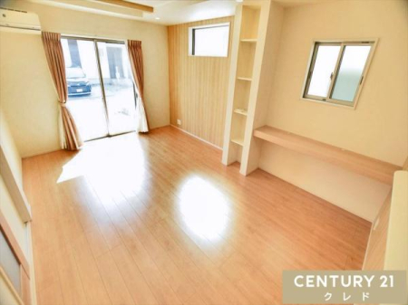 ���r���O �yLDK17���z
�ǖʑ���I�Ƒ���f�X�N��������Ă���A���[�X�y�[�X��q�ǂ��̃X�^�f�B�R�[�i�[�Ƃ��Ă����p�ł��܂��B
�L�b�`�����璭�߂���Ƒ��e���̋�Ԃɂ͒g���ȗz�����������݂܂��B