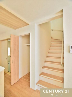 ���[ �yLDK���[�z
���q�O���T�b�ƕЕt�����t���̎��[�B
���p�i��|���@�Ȃǂ����܂��āA�U�炩�肪���ȃ��r���O����������Ƃ�����ۂɂ��܂��B