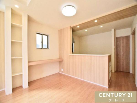 �L�b�`�� �Ζʎ��L�b�`���͉Ƒ��Ƃ̋����������Ƌ߂��������܂��B
�ڂ����Ȃ���R�~���j�P�[�V�������y�񂾂�A�L�b�`���O�Ƀe�[�u������ׂ�ΐH���͂������A���q�l�̏h�������邱�Ƃ��ł��܂��B