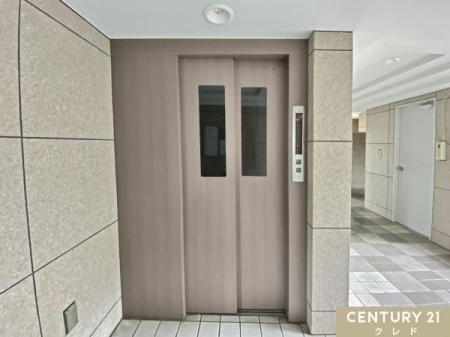 ���̑����n �y�G���x�[�^�[�z
���Z�܂��̓X�L�b�v�t���A�^�}���V�����ׁ̈A5�K����K�i�ō~��܂��B
�v���C�o�V�[���������A�Â��ŗ��������������ۂĂ܂��B