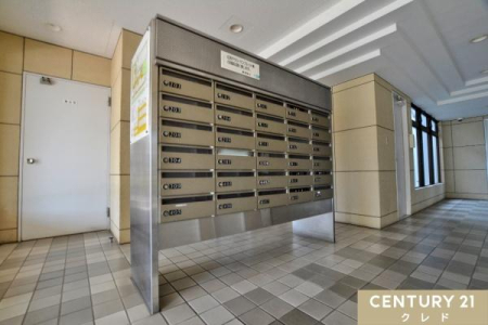 �G���g�����X �y�����W���|�X�g�z
�����̎󂯎�肪�X���[�Y�ȏW���|�X�g��ݒu�B
�����ݒu�ŉJ�V���̐��G��̃��X�N�����炵�A�A����łɎ󂯎��\�B