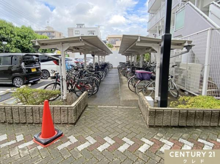 ���̑� �y���֏�z
�ʋ΁E�ʊw�Ȃǎ��]�Ԃ����g���̂��Ƒ������֏�������p���������܂��B
�����̕t�������փX�y�[�X�͉J�Ȃǂɂ��K���玩�]�Ԃ����܂��B