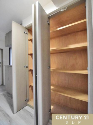 ���[ �y�L�����[�z
���Ƒ����L�Ŏg������[�X�y�[�X�B���Օi�̃X�g�b�N��|���p�i�A�G�ߊO�̉Ɠd�̎��[�Ȃǂɂ����g�����������܂��B