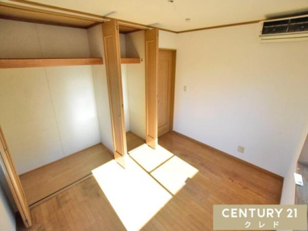 �Q�� �y�m��1�z
�ǈ�ʂɐ݂���ꂽ2�̃N���[�[�b�g�����́B�ߗނ�ו��������Ղ�Ǝ��[�ł��邽�߁A���������L�X�Ǝg���܂��B��Q���Ƃ��Ă��������߂́A���邭�J���I�ȋ�Ԃł��B