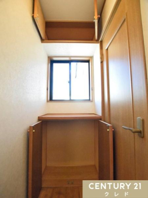 ���[ �㉺�ɕ����ꂽ�I�͎��[�͂�����A���p�i�̐����ɖ𗧂��܂��B�����ɂ͑�������A���邭���C���\�B���i�̃J�E���^�[�ɂ͎ʐ^�⏬���������ăC���e���A���y���߂܂��B