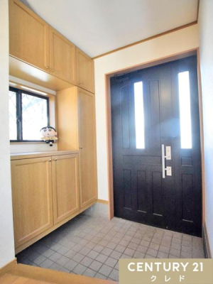 ���� �R�̎��^�̑�^�V���[�Y�{�b�N�X���t�������ցB
���Ƒ��S�����̌C�������Ղ�Ǝ��[�ł���̂ŁA���֎��肪������������ƕЕt���܂��B