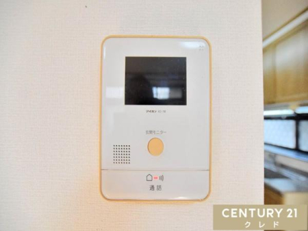 ���̑� �yTV���j�^�[�t���C���^�[�t�H���z  
���K�҂̎p�������̃��j�^�[�Ŋm�F�ł�����S�̐ݔ��B  
�Z�[���X�Ȃǂ̑Ή����T�������Ƃ���A���q�l�̂�����Ԏ��ɂ��S�����@�\�ł��B