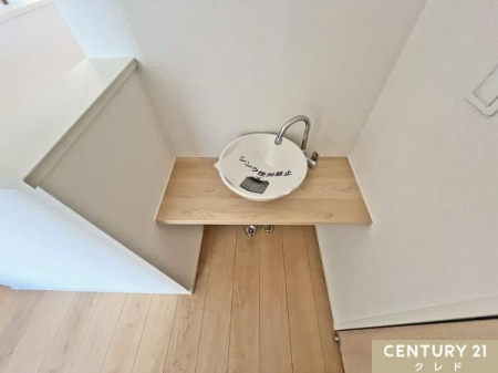 ���ʑ�E���ʏ� �y2�K�@��􂢃X�y�[�X�z
2�K�ɂ��R���p�N�g�Ȑ��ʑ䂪����܂��B
���[�X�y�[�X�ɂ̓o�P�c�Ȃǂ����邱�Ƃ��ł��A�o���R�j�[��2�K�̎����̂��|���ɑ劈��I