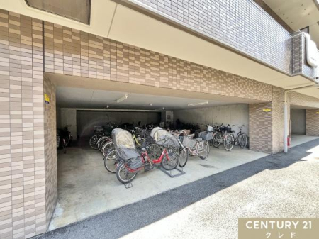 ���̑����p�� �y���֏�z
�ʋ΁E�ʊw�Ȃǎ��]�Ԃ����g���̂��Ƒ������֏�������p���������܂��B
�����̕t�������փX�y�[�X�͉J�Ȃǂɂ��K���玩�]�Ԃ����܂��B