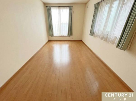 �m�� �y�m��9���z
�f�X�N��x�b�h�Ȃǂ�u���Ă���Ƃ肪����L���B
���Z�܂��̒��ōł��L���������͂��v�w�̎�Q���Ƀs�b�^���B
���c�u����CG���H�ɂ�菜�����Ă��܂��B