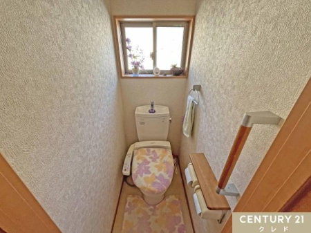 �g�C�� �y2�K�g�C���z
2�K�ɂ��������֍��t���g�C����݂��Ă���̂Ő����������X���[�Y�ɂȂ�܂��B���̖Z�������ԑт�2�����̃g�C���𗘗p�ł��邱�Ƃŏo�΂�o�Z�O�̎��Ԃɗ]�T�����܂�܂��B