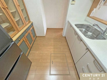 �L�b�`�� �L�b�`���͑�l2�l������ł���Ƃ�̂���L���ŁA�����̉Ǝ��̎��Ԃ����K�ɁB
�������[������A�H�ނ̃X�g�b�N�Ȃǂ̎��[�ɕ֗��ł��B
���c�u����CG���H�ɂ�菜�����Ă��܂��B