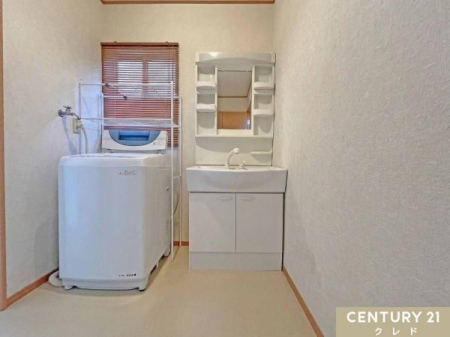 ���ʑ�E���ʏ� ���̉��ɂ͎��[�I������A�g��������ǍD�B��������̂ŁA�����C�オ��̂����������C�Ȃǂ����C�o���܂��B
���c�u����CG���H�ɂ�菜�����Ă��܂��B