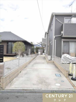 ���ԏ� �c��2�䒓�ԉ\�i�Ԏ�ɂ��j
�R���N���[�g�ŕܑ�����A�J�̓��ł��ʂ���܂��ԓ��̂��ꂢ���ێ��ł��܂��B