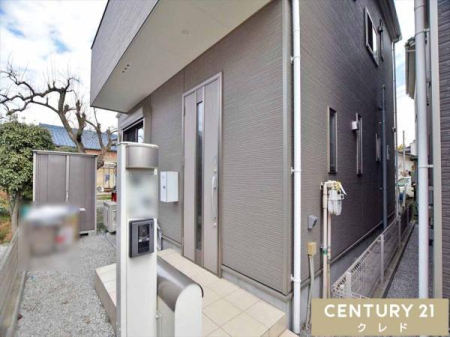 �� ���u���ݒu���ꂽ����X�y�[�X�B
���[�ꏊ�ɍ��肪���Ȏ��]�ԁE�K�[�f���p�i�E�X�|�[�c������܂Ƃ߂Ď��܂�܂��B
�����~���̂���͂��������y�X�I