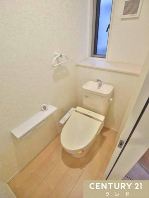 �g�C�� �y2�K�g�C���z
2�K�ɂ��������֍��t���g�C����݂��Ă���̂Ő����������X���[�Y�ɂȂ�܂��B���̖Z�������ԑт�2�����̃g�C���𗘗p�ł��邱�Ƃŏo�΂�o�Z�O�̎��Ԃɗ]�T�����܂�܂��B