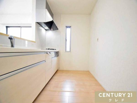 �L�b�`�� ���C���₷������������̂ŉ��K�ɉƎ����s�Ȃ��܂��B�����ɂ͏������[���������Ă���A�H�ނ̃X�g�b�N�╁�i�g��Ȃ��������̎��[�ɕ֗��ł��B