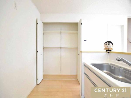 ���[ �L�b�`�����ɂ͕��̑傫���ɍ��킹�č������߉\�ȉ��I���[�B
�H�i������A�������A���p�i�Ȃǂ��X�g�b�N���Ă����̂ɕ֗��ł��B