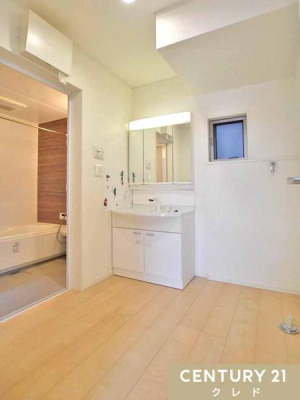 ���ʑ�E���ʏ� �O�ʋ����ϑ�͎��[�͂������A�J�E���^�[���̈����o���E�����[�ɃA���j�e�B����������Ɛ����ł��܂��B
���q�l�̒��ւ������K�ɍs����L���ł��B