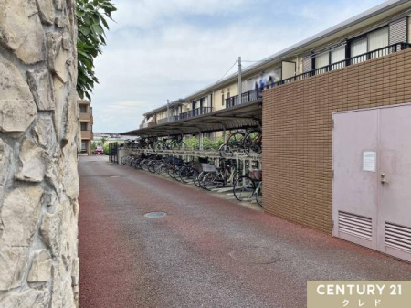 ���̑����p�� �y���֏�z
�ʋ΁E�ʊw�Ȃǎ��]�Ԃ����g���̂��Ƒ������֏�������p���������܂��B
�����̕t�������փX�y�[�X�͉J�Ȃǂɂ��K���玩�]�Ԃ����܂��B