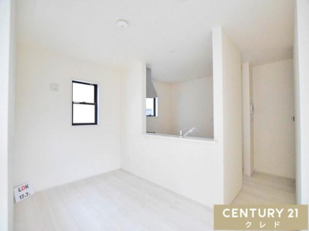 �L�b�`�� �������̔z�V��H��̕Еt�����A�J�E���^�[�z���ɃX���[�Y�ɍs���܂��B�L�b�`�����ɂ͑�������A���C�����₷�����K�ɂ��������y���߂��Ԃł��B