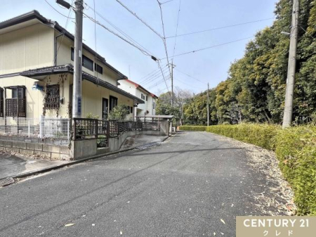 �O�ʓ��H�܂ތ��n�ʐ^ ���R���w�Z�k��6���A���R���w�Z�k��9���ƁA���q�l�̖����̒ʊw�����S�̋����ł��B
����w����̓o�X��3���A�o�X�₩��k��6���ƃA�N�Z�X���ǍD�B