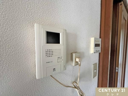 ���̑� �yTV���j�^�[�t���C���^�[�t�H���z  
���K�҂̎p�������̃��j�^�[�Ŋm�F�ł�����S�̐ݔ��B  
�Z�[���X�Ȃǂ̑Ή����T�������Ƃ���A���q�l�̂�����Ԏ��ɂ��S�����@�\�ł��B