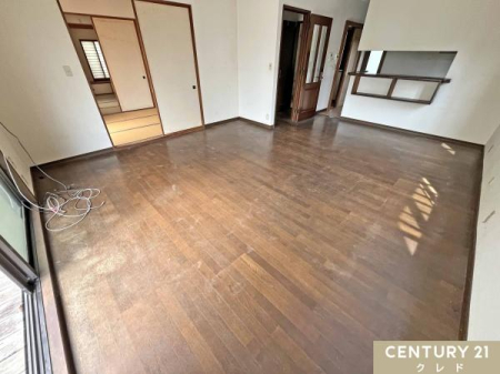 ���r���O �yLDK19.3���z
���Ƒ��݂�Ȃł�����芰����A19.3���̍L�X�Ƃ���LDK�B�אڂ���a���̉����J�����Ă΁A����ɊJ���I�ȑ��Ԃ��L����܂��B