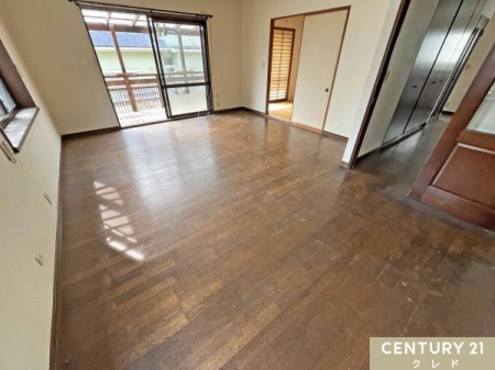 ���r���O �yLDK19.3���z
�傫�ȑ|���o��������͒��ڃE�b�h�f�b�L�֏o�邱�Ƃ��ł��A���ƊO���q����J�������ӂ�郊�r���O�ŖL���Ȏ��Ԃ��߂����܂��B