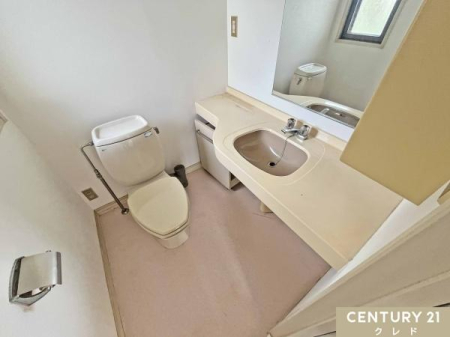 �g�C�� ��Ƃ肠��L�X�Ƃ���2�K�̃g�C���X�y�[�X�ɂ́A�Ɨ�������􂢃J�E���^�[�������B�傫�ȋ����t���Ă���A�g�����Ȃ݂̃`�F�b�N�ɂ��֗��ł��B