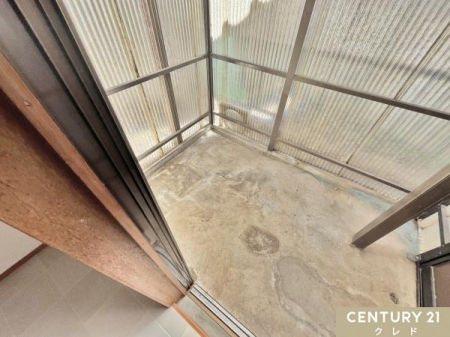 ���̑� �����h���[�X�y�[�X����͉��O�ɏo�邱�Ƃ��ł��܂��B
�o���R�j�[���̃X�y�[�X�͉J�������̂��Ȃ�����󕨂��������Ƃ��ł��܂��B