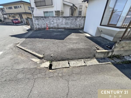 ���ԏ� ���Z�܂���2�䕪�̒��ԃX�y�[�X���m�ہB
�R���N���[�g�ŕܑ�����A�J�̓��ł��ʂ���܂��ԓ��̂��ꂢ���ێ��ł��܂��B
���ӊ����܂߂Ă��ē����܂��B