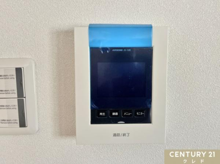 ���̑� �yTV���j�^�[�t���C���^�[�z���z
���ւ��J����O�ɉf���E�����ő�����m�F�ł��A�h�Ɩʂɔz���B���q�l�̂�����Ԃ�P�g�̕��ɂ��S�����ݔ��ł��B
���r���O���烏���^�b�`�ŉ��΂ł��܂��B