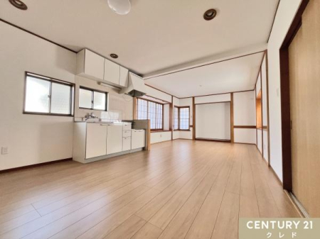 ���r���O �yLDK16���z
�q��Đ��ォ��V�j�A����܂ŁA���C�t�X�e�[�W�ɍ��킹���g�������ł���L���B
���t�H�[���ς݂̖��邢�t���[�����O�̂�Ƃ肠�鎺���ŉ��K�Ȑ������X�^�[�g�ł��܂��B