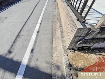 �O�ʓ��H�܂ތ��n�ʐ^ �w�ƁE���Ǝ{�݂��k�������ɏ[���������n�B
�Ԏ��v�����ƍ��킹�Ďq��Đ���ɂ��I�X�X���̐������ł��B